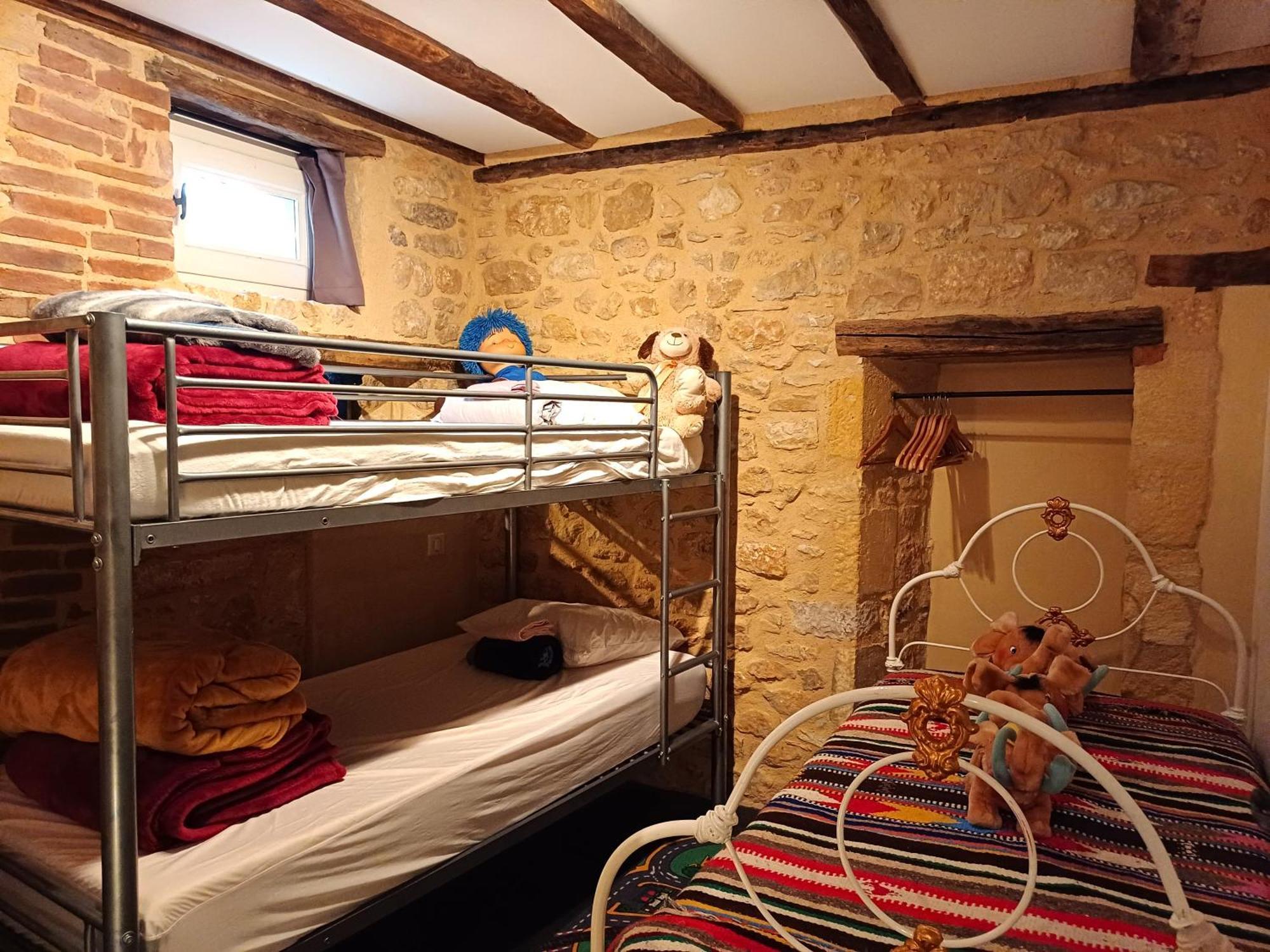 Au Pied Du Chateau - 5 A 11 Personnes - Baignade-Canoe-Piste Cyclable A 100 M Castelnaud La Chapelle Exterior photo