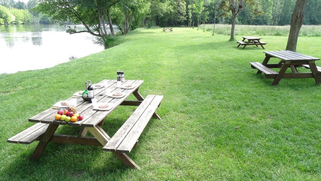 Au Pied Du Chateau - 5 A 11 Personnes - Baignade-Canoe-Piste Cyclable A 100 M Castelnaud La Chapelle Exterior photo
